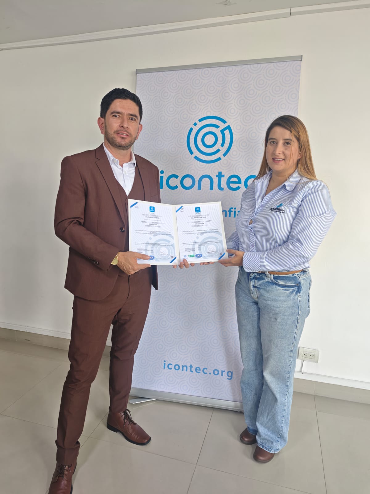 Equipo de SIÉ en un encuentro de certificación Icontec