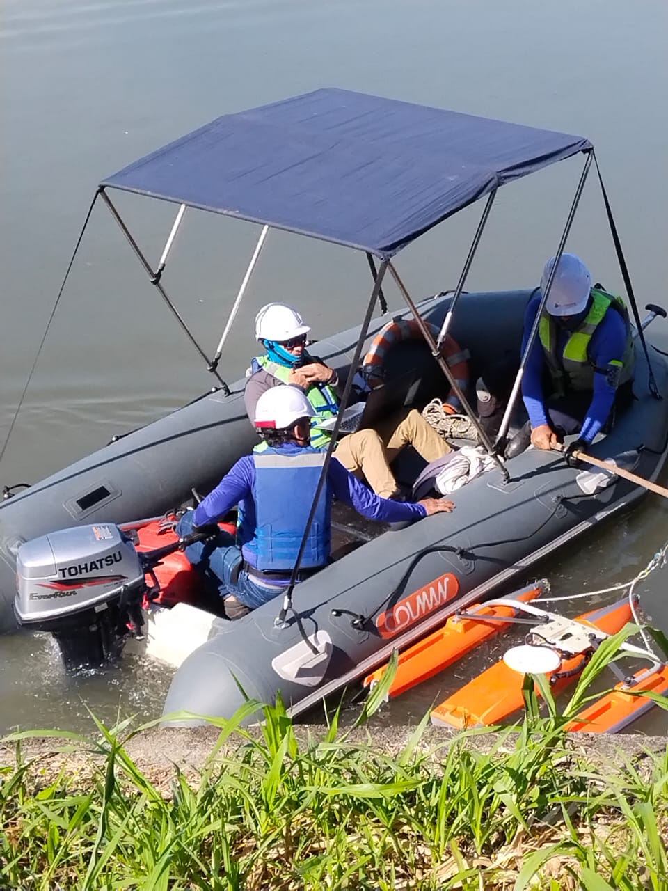 Equipo de SIÉ durante una operación hidrológica